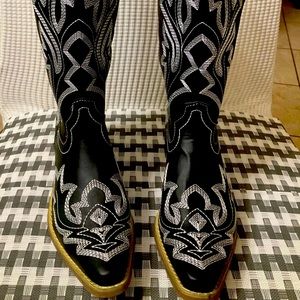 Womens cowboy boots size 7